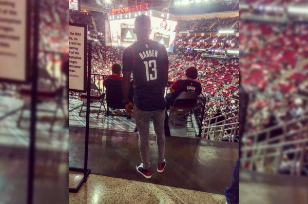 Alberth Elis, después de anotar se fue a ver la NBA