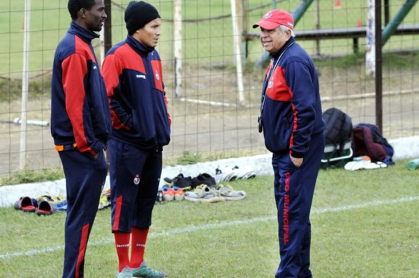 'Rambo' de León lamenta la muerte de su ex técnico, Anibal Ruiz