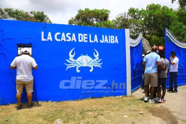 ¡A reventar! Chicas bellas, aficionados eufóricos y leyenda hondureña llenan sede del Victoria en La Ceiba