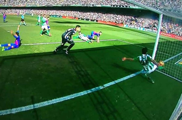 El gol mal anulado que tiene indignado al Barcelona frente al Betis