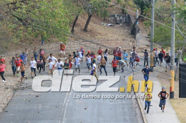 ¡TERRIBLES IMÁGENES! Así fue la bronca entre las barras de Olimpia y Motagua