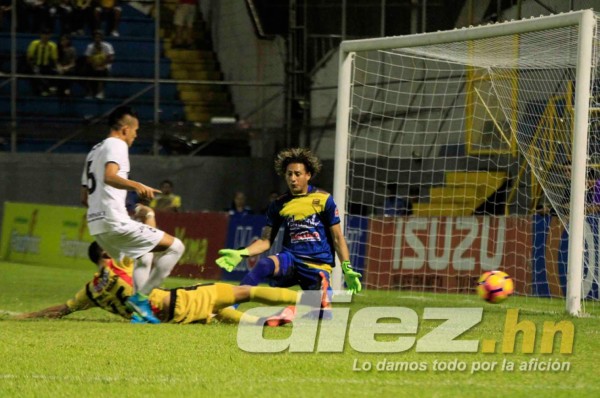 ¡Real España clasifica a las semifinales abrazado del reglamento!