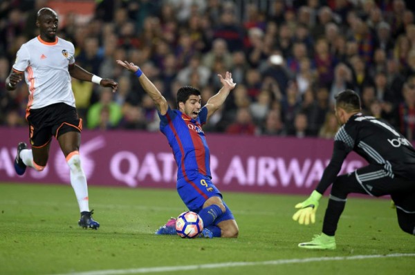 ¿Los árbitros le siguen ayudando al Barcelona?