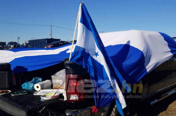 Aficionados catrachos ponen el ambiente en las afueras del Red Bull Arena previo al Ecuador- Honduras