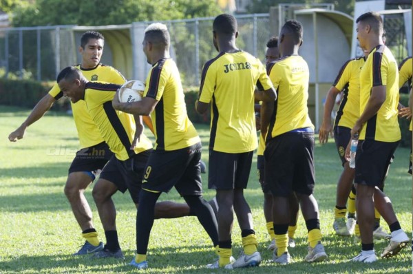 Pasillo para Rony Martínez en Real España previo al Clásico ante Marathón