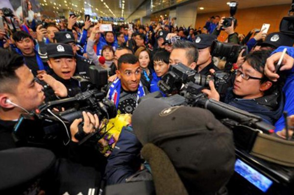 El descomunal recibimiento de Carlos Tévez en China