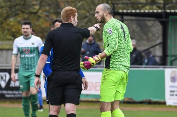 Expulsan a portero en Inglaterra por ¡orinar en pleno partido!