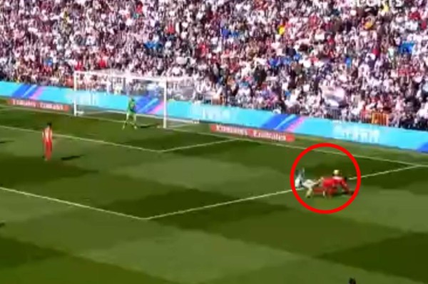 La falta del Choco Lozano contra Odriozola que le costó la tarjeta amarilla