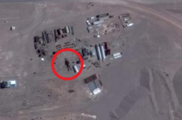 Descubren un gigante robot con forma de extraterrestre en el Área 51: ''Se mueve''