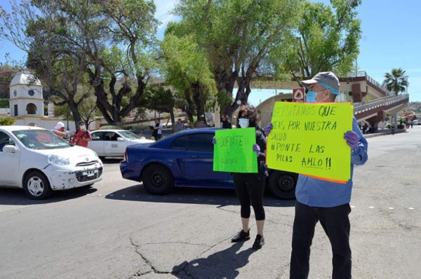 El mundo al revés: Mexicanos bloquean frontera para que no entren estadounidenses