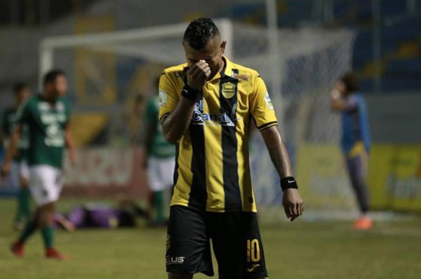 Mario Martínez salió entre silbidos del estadio Morazán