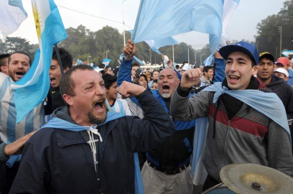 Argentina es recibida por miles de aficionados en Buenos Aires