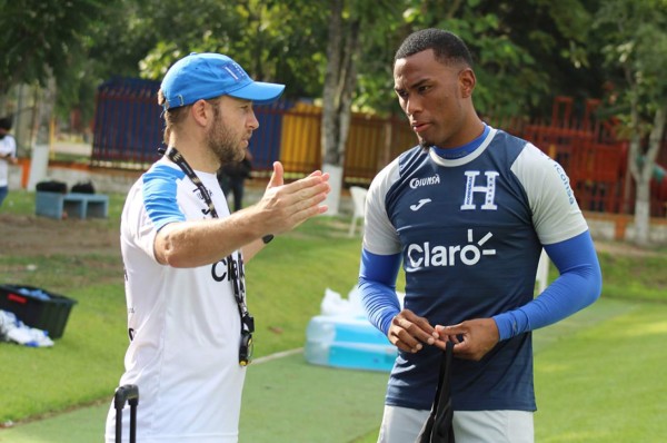Deybi Flores adelanta su viaje desde Grecia y se unió a la concentración de la Selección de Honduras