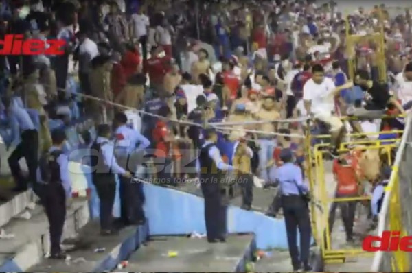 En fotos: Así fue el relajo que armaron las barras del Real España y Olimpia