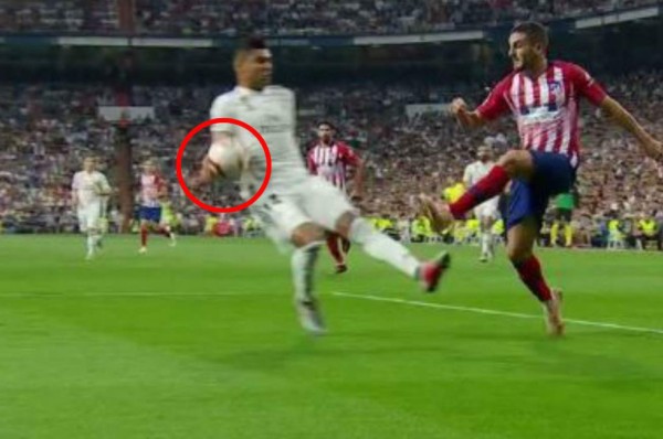 El penal no señalado a favor del Atlético de de Madrid en el Bernabéu