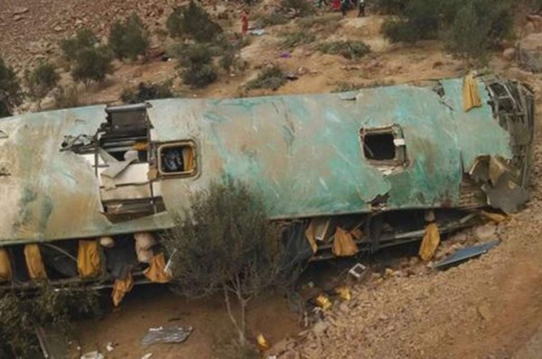 Al menos 44 muertos al caer un autobús a un abismo en Perú