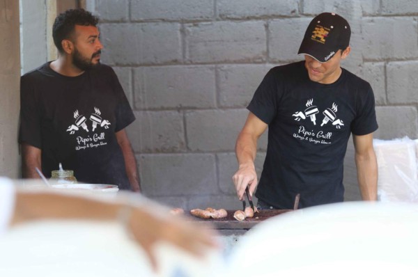 Cristopher Anariba vende asados antes de la final entre Honduras Progreso-Motagua