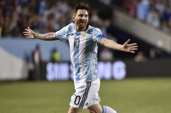 Iván Zamorano: ''Tendría monumentos de Messi por todo el país''