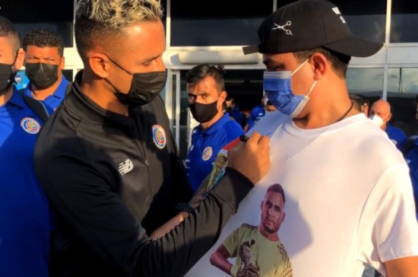 Un ejemplo para todos los futbolistas: Keylor Navas se fotografió con hondureños, siempre amable y con una sonrisa