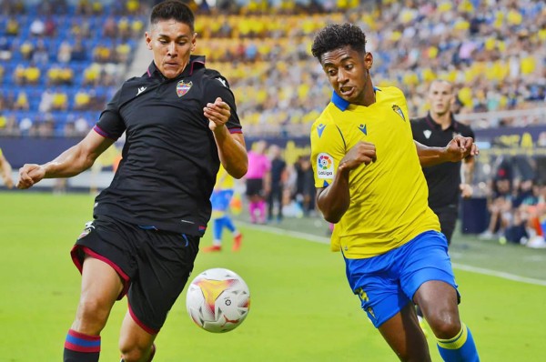 El Cádiz empata en el último minuto al Levante en el inicio de LaLiga en España; Choco Lozano fue titular
