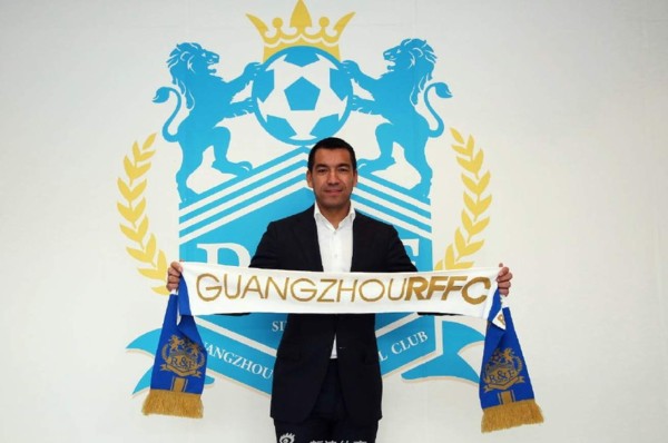 Van Bronckhorst es el nuevo entrenador del club chino Guangzhou RyF