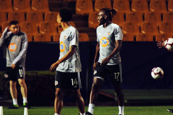 Hondureños del Houston Dynamo reconocen la cancha del Estadio Universitario