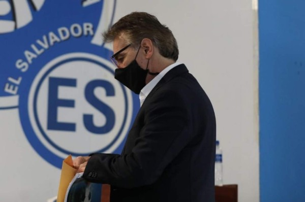 Carlos De los Cobos no continúa como entrenador de la selección de El Salvador