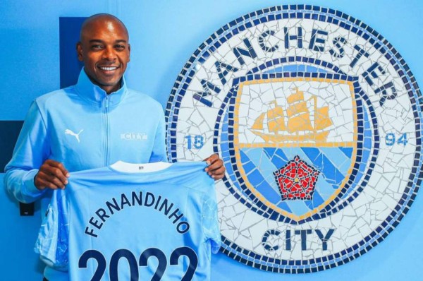 El centrocampista brasileño Fernandinho renueva un año con el Manchester City