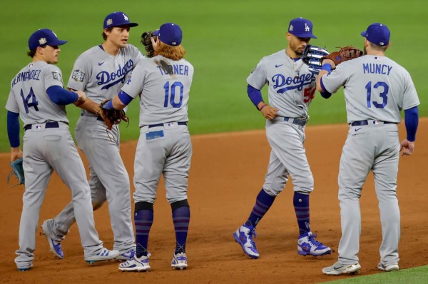 Kershaw, Pederson y Muncy ponen a Dodgers a un paso de ganar la Serie Mundial 2020