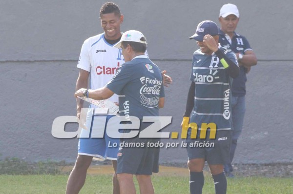 Carlo Costly, el primero en saltar al campo para dialogar con Pinto