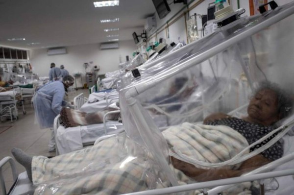 Talan bosque tropical en Manaos, Brasil para abrir cientos de tumbas por muertes de coronavirus
