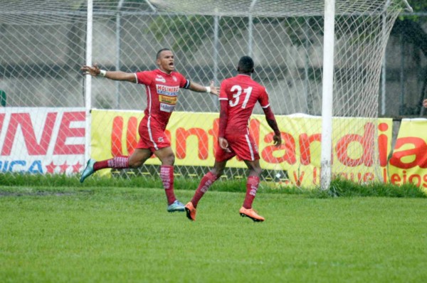 Rony Martínez se sube a la cima de la tabla de goleo en Honduras