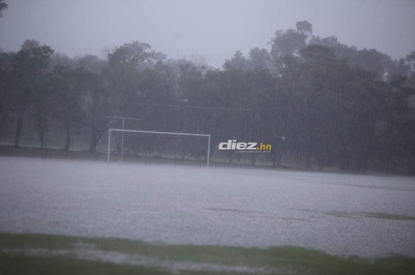 Torrencial aguacero: La lluvia inunda la sede de Motagua y retrasa su entrenamiento