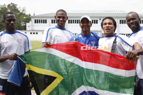 La triste historia de Rambo: Llegó a Sudáfrica, pero vio el debut de Honduras desde afuera