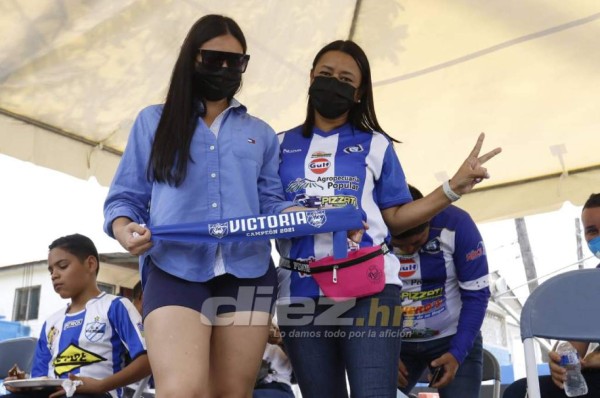 ¡A reventar! Chicas bellas, aficionados eufóricos y leyenda hondureña llenan sede del Victoria en La Ceiba