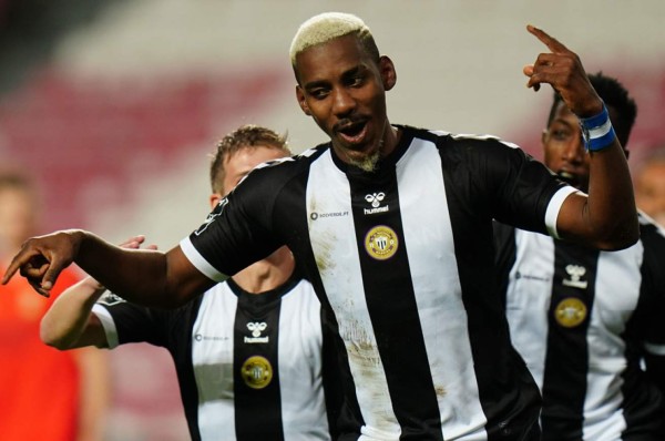 Bryan Róchez se puso a cinco tantos del segundo máximo goleador del Nacional de Madeira