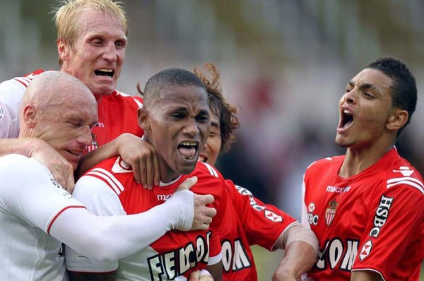 El Mónaco presume del hondureño Georgie Welcome junto con una fotografía de Mbappé