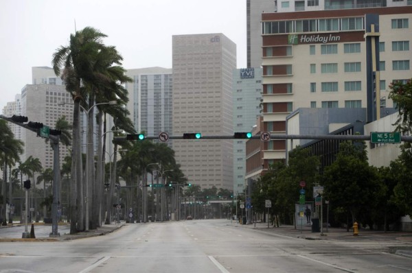 Miami recibe a Irma en un escenario fantasmal por evacuados y toque de queda