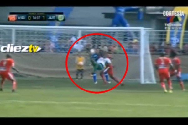 VIDEO: Ovidio Lanza se gasta un monumental golazo de chilena ante Vida