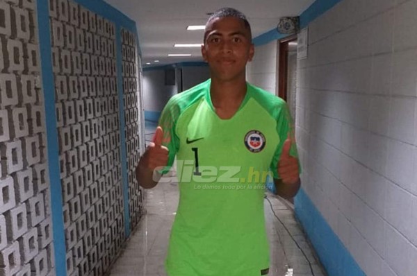 Claudio Bravo regala su camiseta a Rigoberto Rivas, volante hondureño