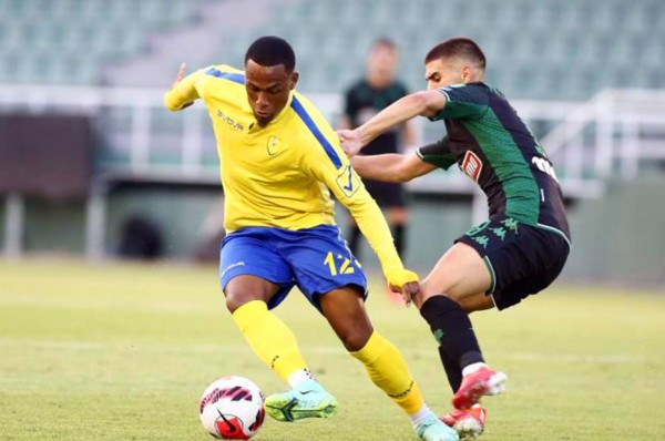 Deiby Flores no suelta la titularidad en el Panetolikos de Grecia; consiguieron empate in extremis