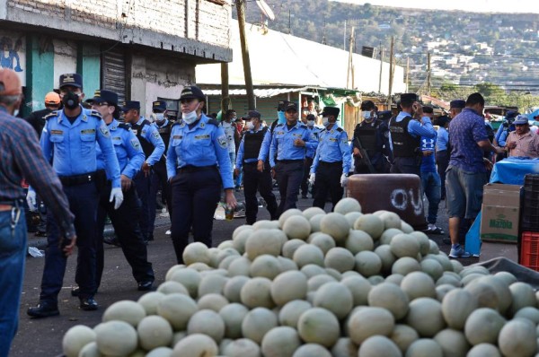 Con cervezas y sin respetar toque de queda absoluto: Las mejores fotos del día en Honduras
