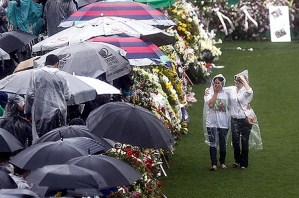 El Arena Condá ovaciona a la madre de Danilo, el gran héroe del Chapecoense
