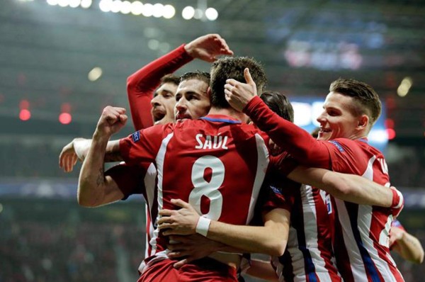 Atlético de Madrid deja casi eliminado al Leverkusen del Chicharito