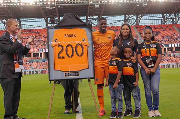 Boniek García es homenajeado por sus 200 partidos con el Houston Dynamo