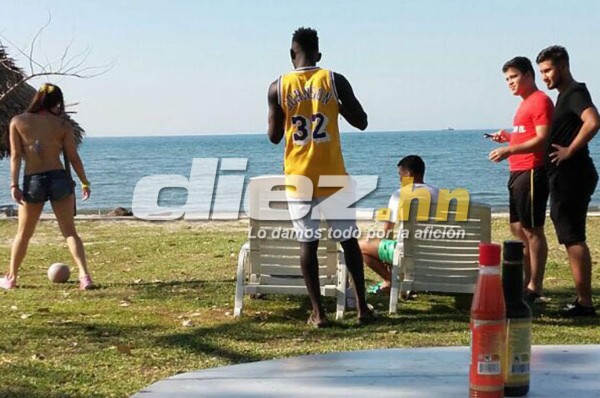 Alberth Elis e Isabel Zambrano, juntos en las playas de Puerto Cortés