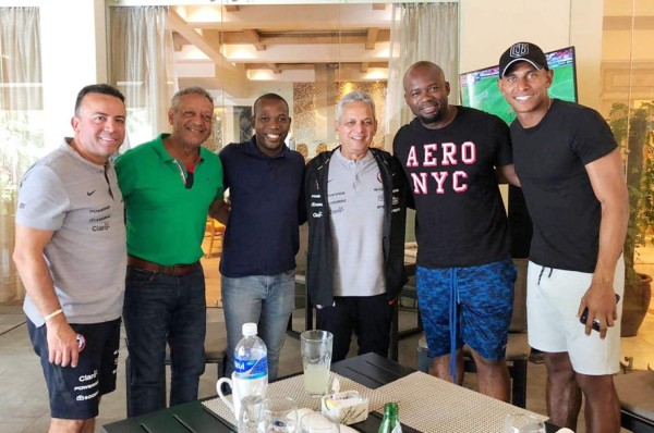 Reinaldo Rueda y Carlos Velasco reciben visitas especiales en Honduras