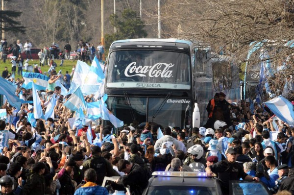 Argentina es recibida por miles de aficionados en Buenos Aires
