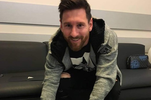 Lionel Messi sorprende al estampar su firma en su renovación con Adidas