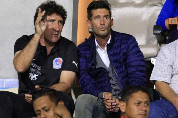 Contratista español observa jugadores del Olimpia en el estadio Nacional